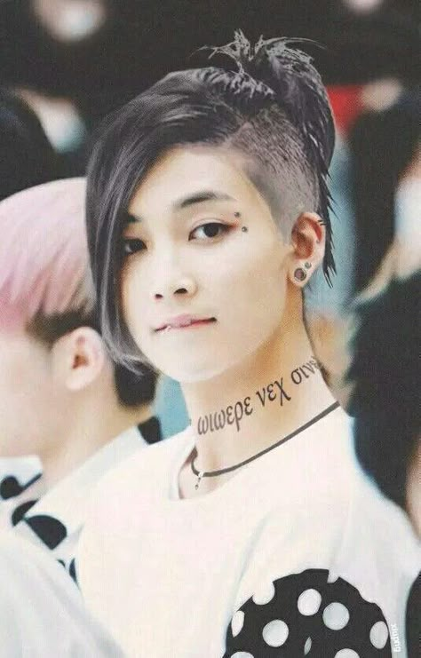 Punk edit of Jeonghan, I-I don't know how to feel>>>>No someone edited to look like Uta from Tokyo ghoul. This is a crossover. Look at the markings on his neck they're the same Uta Cosplay, Punk Edits, Undercut Hair, Undercut Long Hair, Tokyo Ghoul Cosplay, Seventeen Jeonghan, Yoon Jeonghan, Shaved Sides, Hair Reference