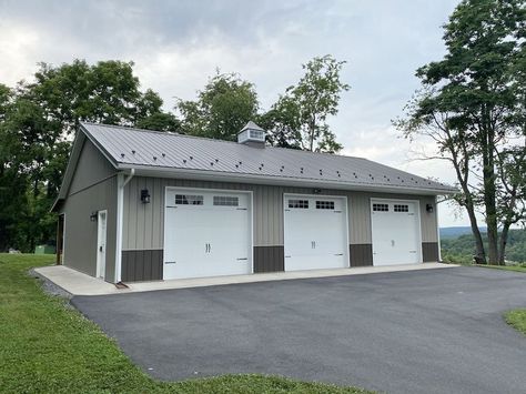 3 Car Metal Garage, Barn With Living Quarters, Pole Barn Garage, Horse Barn Designs, Pole Barns, Barn Garage, Modern Garage, Metal Garages, Barn Design