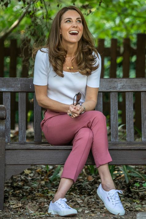 Kate Middleton Goes Casual in Recycled Pink Pants & Superga Sneakers – Footwear News Casual Kate Middleton, Moda Kate Middleton, Kate Middleton Stil, Style Kate Middleton, Kate Middleton Style Outfits, Duchesse Kate, Düşes Kate, Looks Kate Middleton, Estilo Kate Middleton