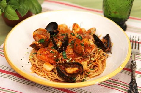 Pasta Pescatore Pescatore Recipe, Fennel And Orange Salad, Spicy Tomato Sauce, Seafood Pasta, Linguine, Italian Dishes, Seafood Dishes, Italian Food, Fish And Seafood