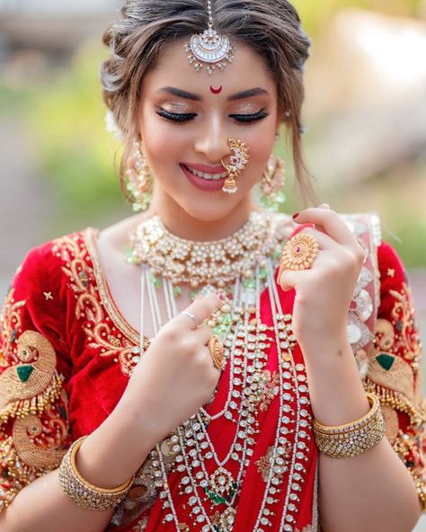 Marathi Hairstyle Wedding Bride, Hairstyles For Marathi Bride, Maharashtrian Bride In Red Saree, Marathi Bridal Hairstyles Indian, Maharashtrian Bridal Makeup, Red Maharashtrian Bride, Ganpati Makeup Look, Makeup With Yellow Lehenga, Maharashtrian Bride In Lehenga