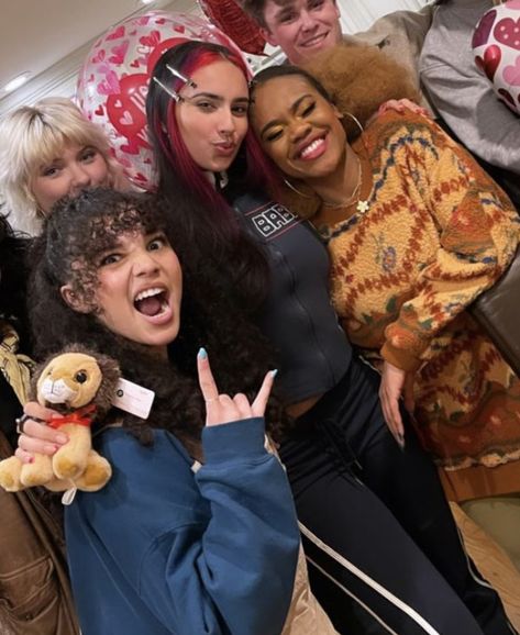 Dara Reneé, Descendants Videos, Malia Baker, Disney Descendants Characters, Kylie Cantrall, Friends Group Photo, Descendants Cast, The Baby Sitters Club, Cinderella And Prince Charming