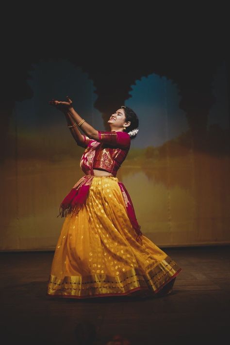 The girl in ghe image is presenting a Naayika which is the most important part kathak culture. Kathak Costume Lehenga, Kathak Lehenga, Kathak Dance Dress, Kathak Outfits, Kathak Photoshoot, Kathak Photography, Kathak Dress, Aaja Nachle, Dancer Hairstyles