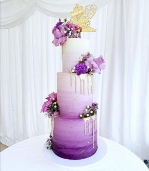 Lavender Cake Design For Wedding, Wedding Cake Ideas 4 Tier, Purple Gold Wedding Cake, Wedding Cake Designs Purple Lavender, Gold And Purple Wedding Cake, Purple And Gold Cake Ideas, Purple Ombre Wedding Cake, Lavender Wedding Cake Ideas, Wedding Cake Violet