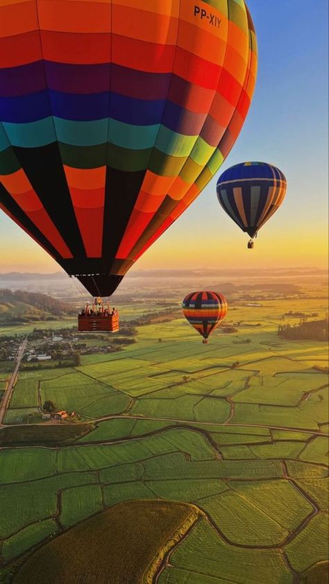 Hot Air Balloon Pictures, Air Balloon Wallpaper, Hot Air Balloons Photography, Balon Cu Aer Cald, Hot Air Balloons Art, Balloon Pictures, Cool Pictures For Wallpaper, Beautiful Art Paintings, Hipster Wallpaper