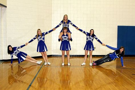 Simple Cheerleading Pyramids                                                                                                                                                                                 More Netball Pictures, Easy Cheer Stunts, Cheer Moves, Cool Cheer Stunts, Cheerleading Pyramids, Cheer Team Pictures, Youth Cheer, Cheer Photography, Cheer Routines