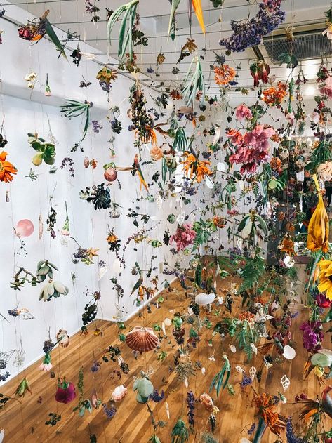 You Have to See This Flower Installation Before It's Gone — A Fabulous Fete Flower Installation Art, Dried Flower Installation, Flower Hanging, Flower Installation, Studio Session, Hanging Flower, Hanging Flowers, San Clemente, Interiors Design