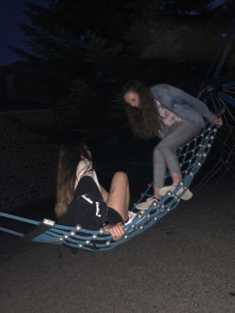 Balade avec des amis dans un parc pendant la nuit , night , aesthetic , fun , friends , playground , pictures , photo , summer , été , Night Time With Friends, Friends Hanging Out Aesthetic Night, Pictures Ideas Instagram, Night Summer Aesthetic, Summer Aesthetic Night, Summer Night Aesthetic, Summer Nights Aesthetic, Playground Pictures, Friends Night