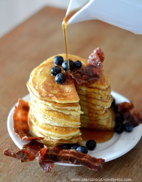 [maybe the best breakfast ever… do it the canadian way!] Pancakes with maple syrup and caramelized bacon chips Breakfast With Pancakes, Canadian Pancakes, Fancy Pancakes, Bacon Chips, Food Work, Maple Syrup Recipes, Caramelized Bacon, Pancakes And Bacon, Perfect Brunch