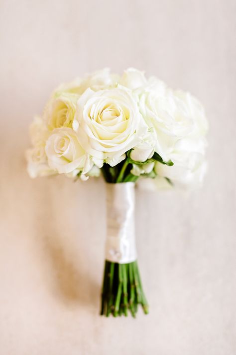 White Roses Bridesmaid Bouquet, All White Bridesmaid Bouquet, White Rose Bridesmaid Bouquet, Tuscany Photography, Rose Bridesmaid Bouquet, Norwegian Wedding, Simple Wedding Bouquets, Bridesmaid Bouquet White, Purple Bouquets