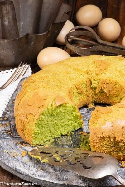 Pandan chiffon cake from Singapore is easy to make and not too sweet. Makes a perfect dessert for any occasion. #pandanchiffoncake #chiffoncake #pandanrecipe #screwpine #pandan #singapore #singaporeancuisine Singaporean Desserts, Singapore Cuisine, Singapore Recipes, Pandan Chiffon Cake, Easy Desert Recipes, International Desserts, Hainanese Chicken, Amazing Desserts, Appetizer Menu