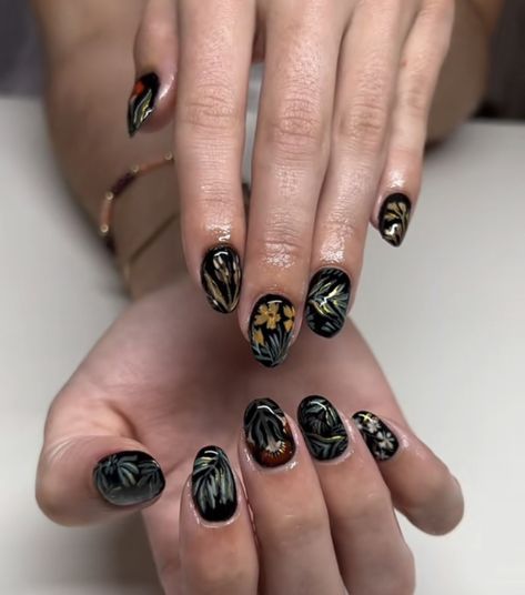 Witchy Natural Nails, Witchy Nails Short Natural, Witchy Nail Designs Short, Woodsy Nails, Short Black Witchy Nails, Gothic Flower Nails, Dark Floral Nails, Witchy Nails Short, Gothic Floral Nails