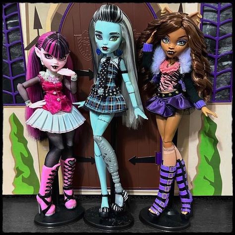 Matty Dolls on Instagram: "The Monster High Gen3 dolls in their Gen1 outfits look Drop Dead Gorgeous! 💀🎀 Working on Draculaura, Frankie Stein and Clawdeen Wolf with the help of my talented beasties @zombiexcorn and @morgsdolls was a blast, thank you both! 🌟🖤 I really want to continue with this series, but who do you think should be next? 💖💙💜 . . . #monsterhigh #mattel #dollcollector #dollstagram #dollphotography #mhdolls #skullector #frankiestein #draculaura #clawdeenwolf #lagoonablue #cl Monster High Gen 1 Dolls, Monster High Gen 3 Draculaura, Gen 3 Draculaura Doll, Gen 1 Monster High, Clawdeen Gen 3, Gen 3 Monster High, Frankie Stein Gen 3, Monster High Gen 1, Draculaura Gen 3