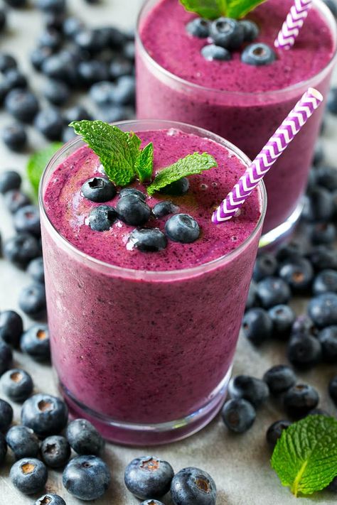 Blueberry smoothie in a glass with a straw. Blueberry Smoothie Recipe Healthy, Blueberry Yogurt Smoothie, Yogurt Frozen, Blueberry Smoothie Recipe, Smoothie Recipes With Yogurt, Friends Recipes, Berry Recipes, Blueberry Smoothie, Ninja Blender