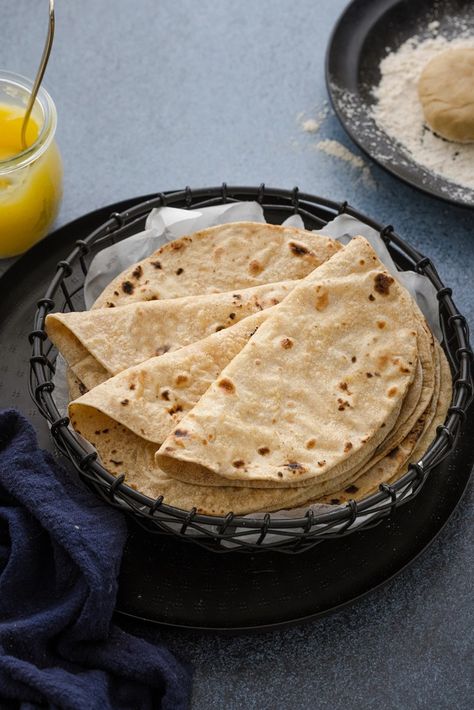 Chapati Aesthetic, Indian Food Names, Roti Photography, Chapatis Indian, Chapati Recipe Indian, Naan Bread Recipe Easy, Homemade Chapati, Aesthetic Challenge, Ram Pic