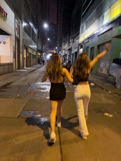 Best Friend Night Pictures, Street Pictures With Friends, Night Photoshoot With Friends, Holiday Pictures With Friends, Best Friend Pictures Going Out, Late Night Street Photoshoot, Best Friend Street Pictures, Instagram Picture Ideas Night Time, Bff Night Out