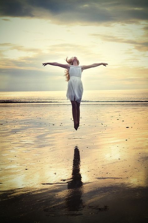 If times properly this could be done!!! Levitation Photography, Beach Shoot, Dance Photos, Trik Fotografi, Dance Pictures, Dance Photography, Foto Inspiration, Beach Photos, Beach Photography