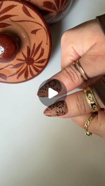 La Jefa Studio GABRIELA on Instagram: "🤎all Matte & Matte with glossy  Nail shape Almond medium  Gel polish  Base color @bornprettyofficial CL04 Nails art design in @dndgel spiced brown 053 Candle🪔 @luzytierra_  #talavera #nails #cantaritos #mexicannails #mexicanart #nailart #talaveranails" Brown Nail Polish Ideas, Matte Brown Nails Design, Barro Nails, Barro Nails Mexican, Talavera Nails, Matte Brown Nails, Terracotta Nails, Talavera Nail Art, Mexican Nails