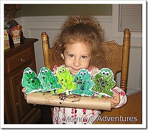 5 Green and Speckled Frogs craft - this would be a great visual to have when reading the book during large group. 5 Green And Speckled Frogs Craft, 5 Green And Speckled Frogs, Diy Ring Toss Game, Frogs Craft, Five Green And Speckled Frogs, 5 Speckled Frogs, Diy Ring Toss, Pond Life Theme, Speckled Frogs