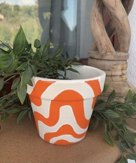 Pot Paintings Ideas, Cool Pot Painting Ideas, Painted Pot Aesthetic, Mini Terra Cotta Pot Paint, Painted Pots For Plants, Painting Pot Plants, Paint Your Own Plant Pot, Painting Flower Pots Aesthetic, Hand Painted Plant Pots Aesthetic