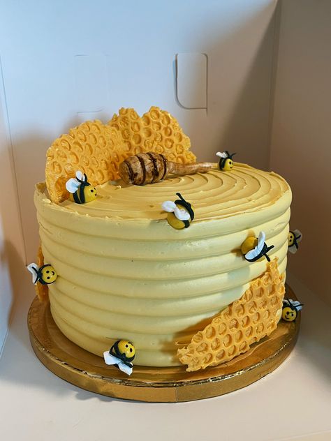 Ah-nah-ee (@ilunga_) on X Honey Bee Birthday Cake, Honey Bee Cake, Honey Bee Birthday, Bee Birthday Cake, Paris House, Bee Cake, Feminine Hygiene Products, Bee Cakes, Bee Birthday