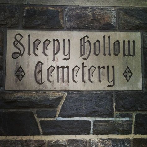 Sleepy Hollow Halloween Decorations, Sleepy Hollow Decorations, Horror Movies Aesthetic, Sleepy Hollow Book, Halloween Yard Ideas, Fall Town, Sleepy Hollow Headless Horseman, Sleepy Hollow Halloween, Sleepy Hollow Cemetery