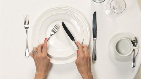 Myka Meier, of Beaumont Etiquette, demonstrates how to dine to impress while presenting your winning business idea. Photo: Natalia V. Osipova/The Wall Street Tempeh Burger, Table Etiquette, Dining Etiquette, Etiquette And Manners, Soy Products, Homemade Cheese, The Wall Street Journal, Organic Produce, Vegetarian Cooking