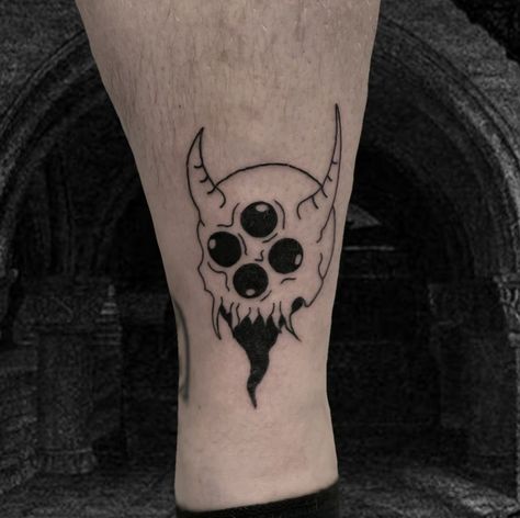 Weird Tattoos Creepy, Scary Patchwork Tattoos, Ignorant Skull Tattoo, Simple Dark Tattoos Men, Tiny Creepy Tattoos, Small Scary Tattoos For Men, Cool Dark Tattoos, Creepy Small Tattoos, Scary Small Tattoos