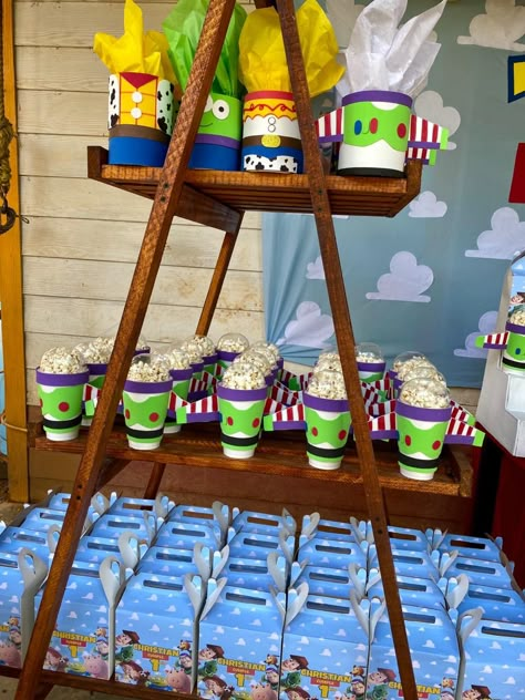 Tot Story Centerpieces, Toy Story Birthday Party Table Ideas, Toy Story Goody Bag Ideas, Toy Story Candy Table Ideas, Toy Story Birthday Party Ideas For Boys, Ideas Para Dulceros, Toy Story Popcorn, Toy Story 2nd Birthday Boys, Toy Story Dessert Table