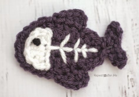 X is for X-ray Fish: Crochet X-ray Fish Applique - Repeat Crafter Me Crochet Insect, Crocheted Fish, X Ray Fish, Fish Applique, Ray Fish, Marque-pages Au Crochet, Fish Crochet, Motifs D'appliques, Crochet Applique Patterns Free