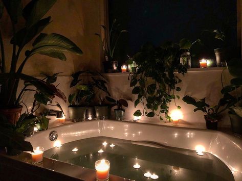 Candles Bathtub Aesthetic, Candle Lit Bathroom Aesthetic, Candle Light Bath Aesthetic, Big Bath Tub Aesthetic, Bath Tub Aesthetic Dark, Bath Tube Aesthetic, Cozy Bathroom Aesthetic Dark, Candle Lit Bath Aesthetic, Big Bathtub Aesthetic