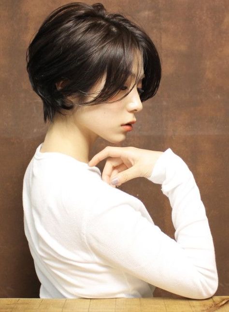 Tomboy Haircut, Triangle Hair, Tomboy Hairstyles, Short Hair Tomboy, Korean Short Hair, Girls Short Haircuts, Asian Short Hair, Shot Hair Styles, Girl Haircuts