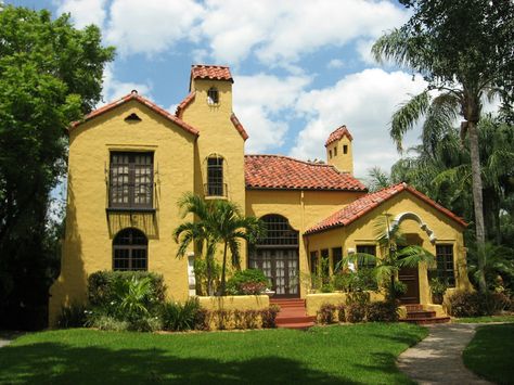 1920 Spanish Style Homes, Yellow Stucco House, Palm Springs House Exterior, Spanish Style Homes Exterior, Spanish Revival Exterior, Stucco Houses, Old Spanish Style Homes, Spanish Style Home Exterior, Florida Architecture