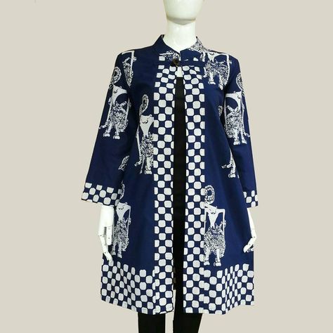 TUNIK BOLERO ALiFA NAVY IDR 175.000 ( 1pc) IDR 170.000 (min 3pc) Bustline M :88 cm L :96 cm XL :104 cm L3 :110cm L4 :120 cm Panjang lengan :53cm Panjang tunik : 90cm Kancing depan Fabric:Batik CAP ASLi dr katun primisima yg di proses dgn bahn malam sehingga menghasilkn warnany yg awet dan tdk luntur ,adem ,lembut dan tebal #bolerobatik #batiksolo #fashionbatiksolo #prameswaribatieK #soloupdate #jakartahits #bekasi #batam #pangkalpinang Outer Batik Casual, Mode Batik, Outer Batik, Model Batik, Batik Dress Modern, Batik Kombinasi, Projek Menjahit, Batik Cap, Frock Fashion