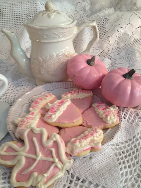 Acorn Cookies, Pink Autumn, Autumn Cottage, Pink Fall, Pink Cottage, Pink Foods, Rose Bonbon, Pink Halloween, Everything Pink