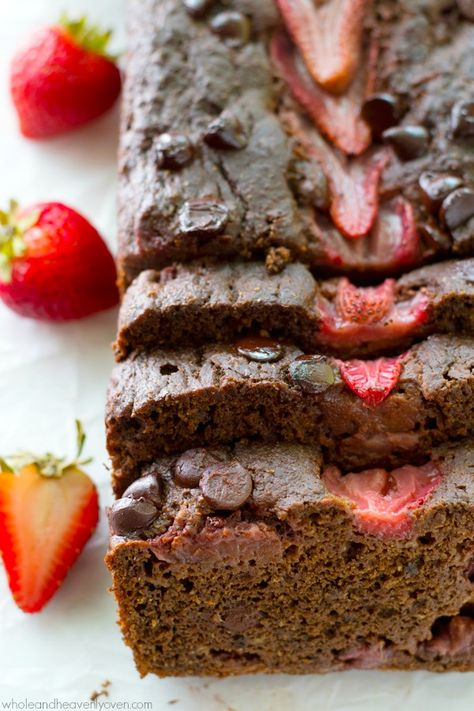 A double-threat of chocolate and juicy strawberries come together in this unbelievably-moist banana bread that the whole family will love.---You can't help but go back for another slice! @WholeHeavenly Strawberry Ideas, Strawberry Banana Bread, Banana Buttermilk, Strawberry Bread, Muffin Streusel, Moist Banana Bread, Muffin Bread, Strawberry Slice, Chocolate Banana Bread