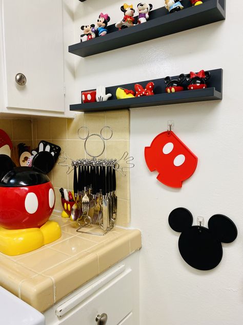 Disney Farmhouse Decor, Disney Kitchen Ideas, Mickey Mouse Kitchen Decor Ideas, Mickey And Minnie Kitchen Decor, Minnie Mouse Kitchen, Cozinha Do Mickey Mouse, Disney Themed Bathroom Bed Bath & Beyond, Mickey Mouse Room, Disney Wall Decor