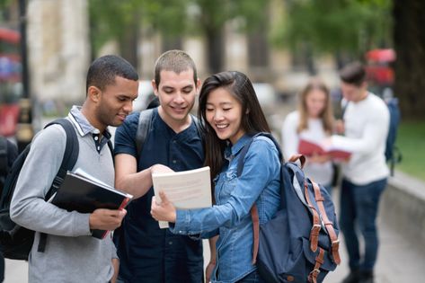 Portrait of a happy multi-ethnic group of students studying outdoors and smiling - education concepts College Student Discounts, Quality Education, Education Organization, College Application, Indiana University, Education Kindergarten, Education English, Education College, Student Studying