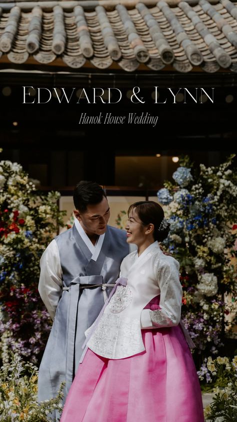 A bride and groom dressed in Korean Hanbok at their Seoul Wedding Venue Wedding Hanbok Traditional, Korean Wedding Ideas, Korean Hanok House, Korean Wedding Venues, South Korean Wedding, Korean Wedding Traditions, Korean Traditional Wedding, Traditional Korean Wedding, Wedding Hanbok