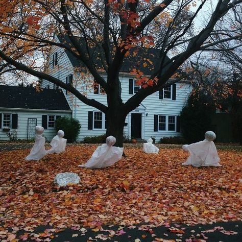 Yard Ghosts, Halloween Yard Displays, Halloween Nostalgia, Nostalgic Halloween, Halloween Is Cool, 90s Halloween, Spooky House, Fall Mood Board, Halloween Yard Decorations