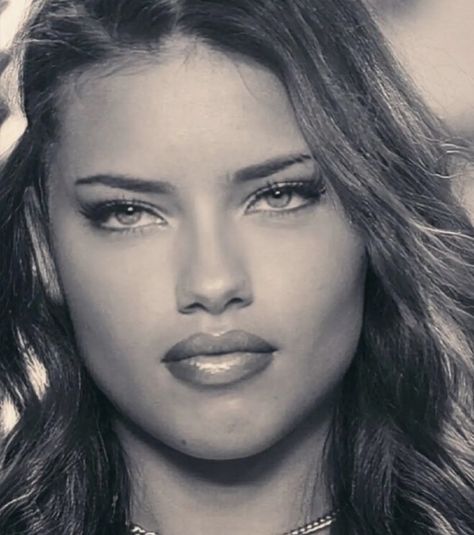 Adriana Lima Hair Color, Model Hairstyles Woman, Adriana Lima Hair, Adriana Lima Face, Lima Model, Adriana Lima Young, James Bond Girls, Instagram Face, Hair Color Auburn