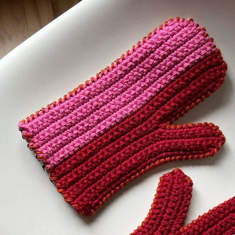 Crochet Baking Gifts, Crochet Oven Mitts, Crochet Oven Mitt Pattern Free, Things To Crochet For Men, Crochet Oven Mitt, Aesthetic Crochet Projects, Crochet Cookies, Small Crochet Projects, Crochet Mittens Free Pattern