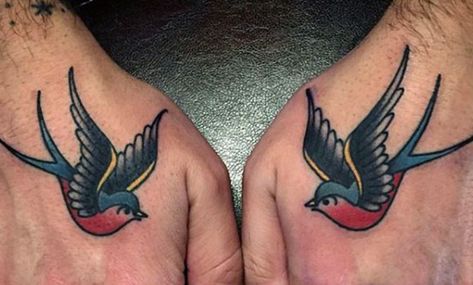 Tatuajes de golondrinas en las manos: recopilación de diseños - https://www.tatuantes.com/tatuajes-de-golondrinas-en-las-manos/ #tattoo Mens Swallow Tattoo, American Traditional Swallow, Swallow Hand Tattoo, Golondrinas Tattoo, Swallow Tattoo Meaning, Traditional Swallow, Traditional Swallow Tattoo, Bird Hand Tattoo, Hand Tattoo Images