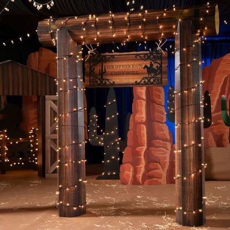 Cardboard Arch, Western Prom, Large Party Props, Quinceñera Ideas, Western Themed Party, Western Party Decorations, Country Prom, Homecoming Themes, Dance Theme