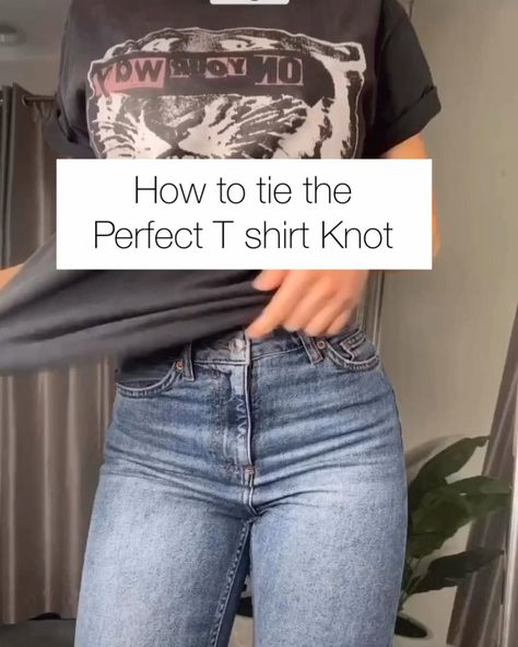 Tied T Shirt Knot, Tie T Shirt Knot How To, Ways To Tie An Oversized Shirt, Tied T Shirt Outfit, How To Style Jeans And Tshirt, Jeans Tee Shirt Outfit, T Shirt Tricks, Tshirt Wearing Ideas, Tie Tee Shirt Knot