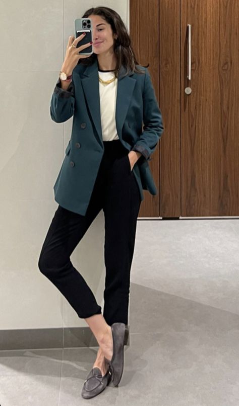 Work Outfits Lawyer, Womens Blazer Outfit Business Work, Womens Corporate Attire, Museum Interview Outfit, Museum Job Outfit, Operations Manager Outfit, Female Lawyer Outfit In Court, Academic Interview Outfit, Gen Z Business Professional