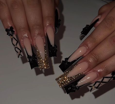 Baddie Nails Black And Gold, Customize Nails, Birthday 28, Acrylic Nail Designs Classy, Quinceanera Nails, Henna Nails, Gold Acrylic Nails, Freshman Homecoming, Black Acrylic Nails