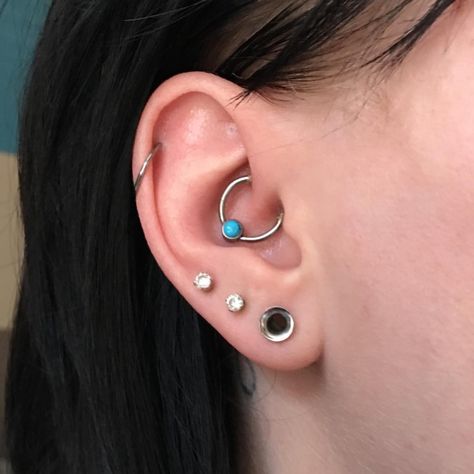 Ear stretching - fifth stretch 4mm / 6 gauge with a silver ear tunnel 4 Gauge Stretched Ears, Small Ear Tunnels, Slightly Stretched Ears, 4mm Gauges Ears, Small Gauges Ears, 8 Gauge Ears, 6 Gauge Ears, Small Ear Stretch, Ear Stretching Jewelry