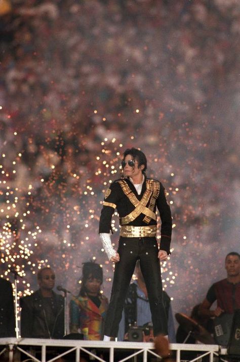 Michael Jackson 1993: Super Bowl halftime show: Most iconic outfits of all time from Michael Jackson to Beyoncé | The Independent Michael Jackson Performing, Bad Wallpaper, Michael Jackson Beat It, Thriller Michael Jackson, Jackie Jackson, Michael Jackson Dangerous, Michael Jackson Wallpaper, Jackson Bad, Photos Of Michael Jackson