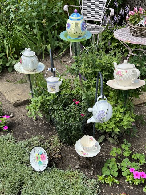 Tea Pot And Cup, Alice In Wonderland Garden, Glassware Garden Art, Whimsical Garden Art, Teacup Gardens, Garden Decor Projects, Garden Decor Ideas, Glass Garden Art, Garden Crafts Diy